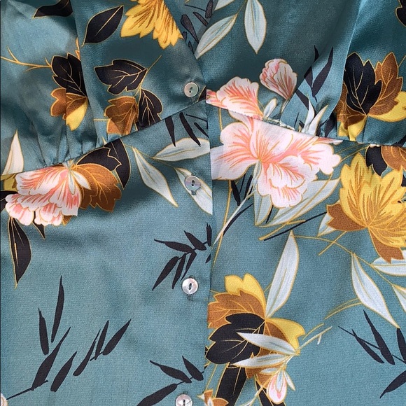 LUCY PARIS Fitted Button Floral Puff Sleeve Blouse - Picture 3 of 5